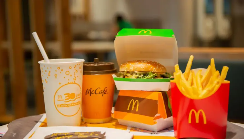 Zestaw z McDonald's: burger, frytki i napój. Zastanawiasz się, ile kcal ma hamburger z Mc?