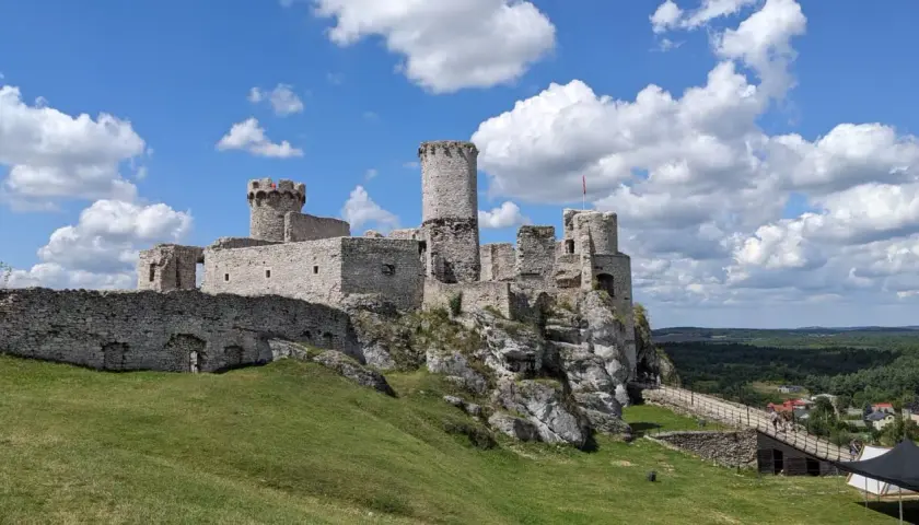 Ruiny zamku na skale, wspaniała trasa turystyczna. Ogrodzieniec zaprasza do odkrywania historii.