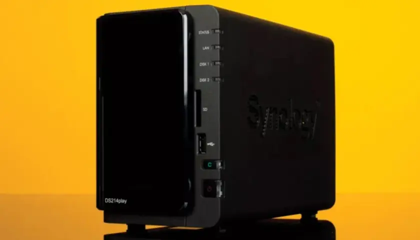 Un dispositivo Synology DS214play, que es un NAS, con luces indicadoras y puertos.