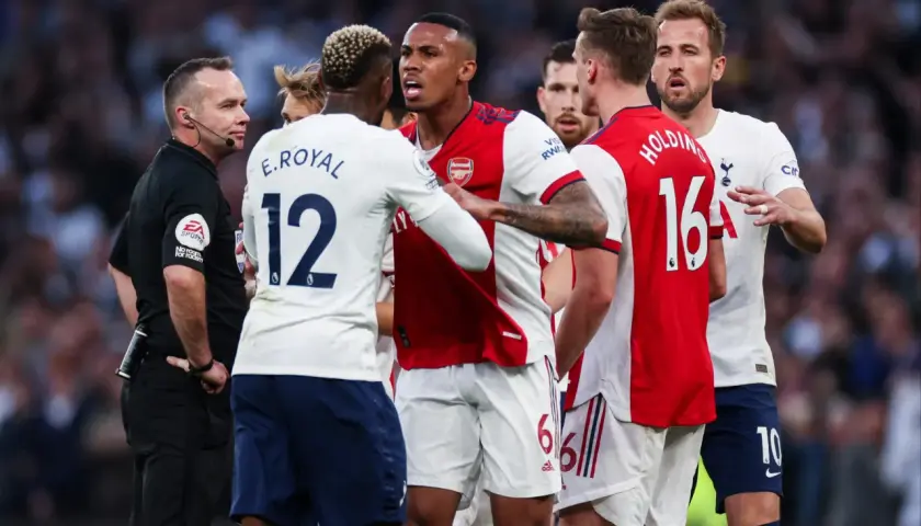 Gorąca atmosfera w derbach! Sędzia próbuje rozdzielić piłkarzy Arsenalu i Tottenhamu. To pokazuje, czym jest derby.