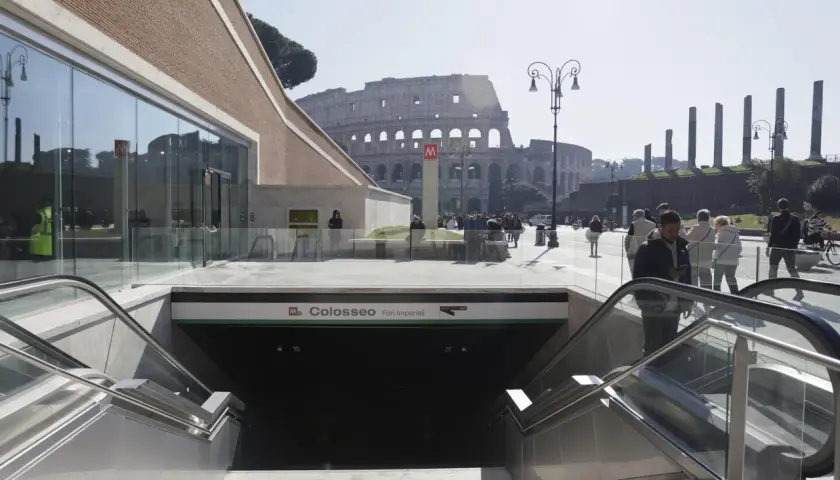 Ingresso metro Colosseo, Roma. Oggi sciopero, ma il Colosseo fa da sfondo a turisti e romani.
