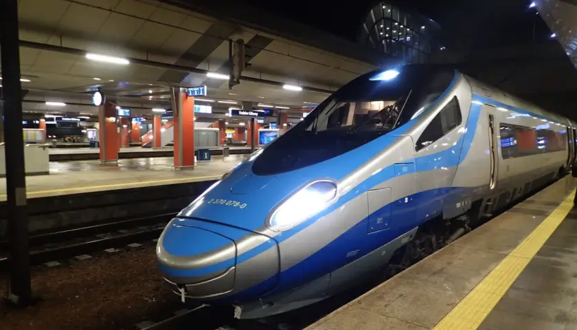 Pendolino na peronie dworca, gotowe do odjazdu.