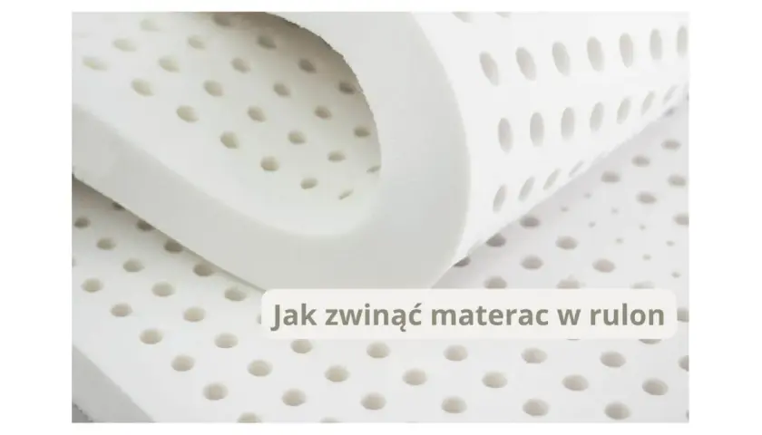 Biały, perforowany materiał materaca zwinięty w rulon. Czy materac może być zwinięty? Tak, ten materiał pokazuje, jak to zrobić.