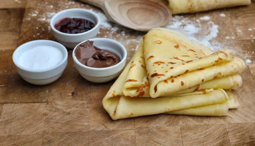 Crêpes dorées prêtes à garnir de confiture, pâte à tartiner ou sucre. Une recette pâte à crêpe facile sans repos pour un goûter gourmand.