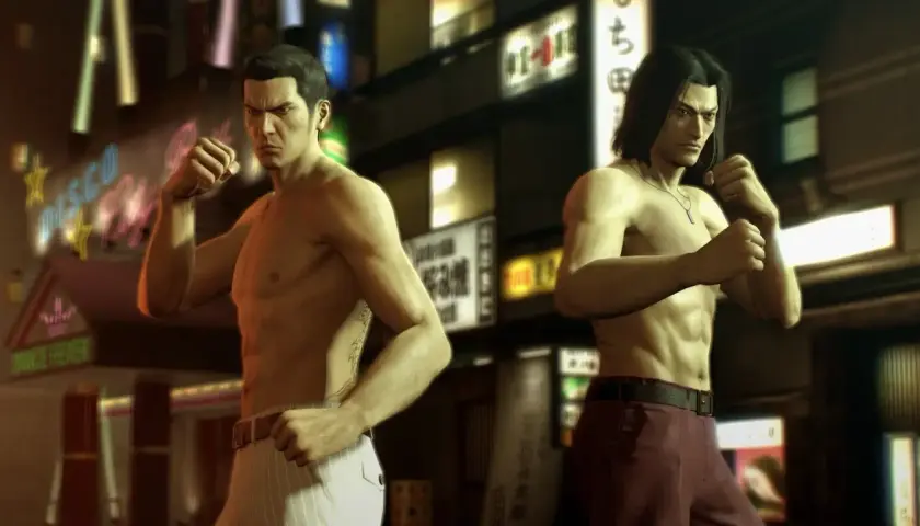 Dwóch mężczyzn w pozycji bojowej, gotowych do walki. Kiryu i Majima, bohaterowie Yakuza 0, czekają na polskie spolszczenie gry.
