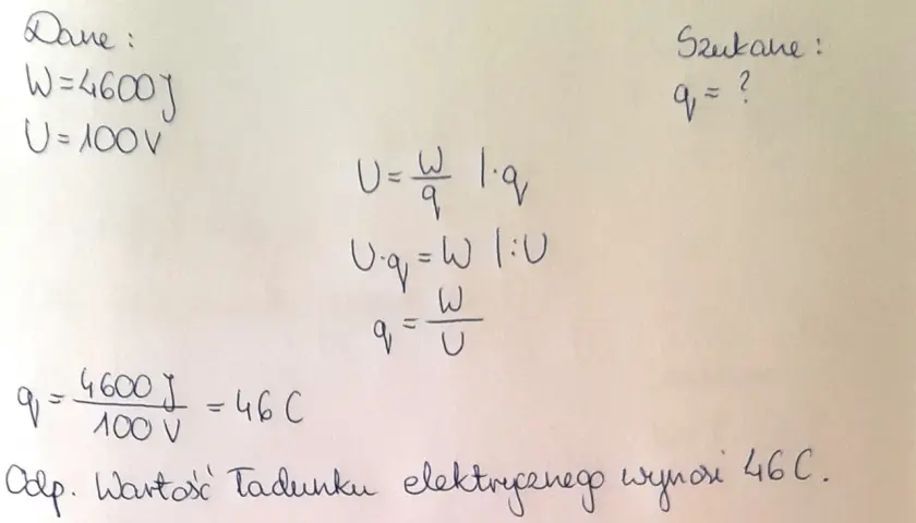 Obliczenia fizyczne pokazujące wzór na moc i wyznaczające ładunek elektryczny q=46C.