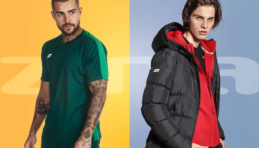 Dwóch mężczyzn w sportowych stylizacjach. Jeden w zielonej koszulce, drugi w czarnej, puchowej bluzie ortalionowej z czerwoną podszewką.