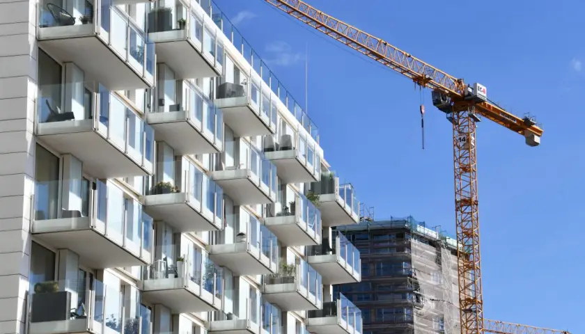 Nowoczesne balkony i żuraw budowlany. Marzysz o własnym M? Pomoc w kupnie mieszkania jest bliżej niż myślisz.