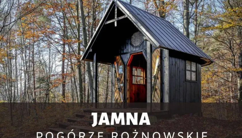 Drewniana kapliczka w lesie jesienią, z nartami przy wejściu. Jamna, Pogórze Rożnowskie.