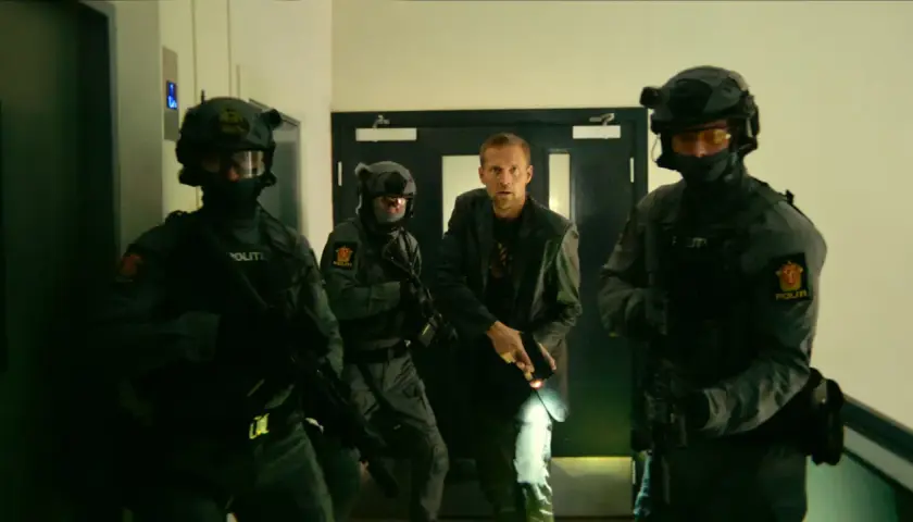 Akcja na korytarzu: uzbrojeni policjanci otaczają mężczyznę. Nowości na Netflixie w akcji!