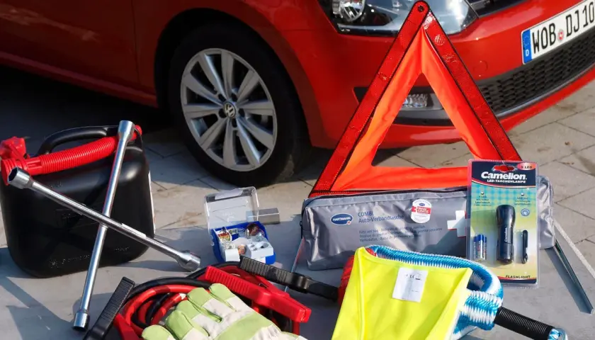 Zestaw awaryjny do samochodu: kanister, klucz, apteczka, kamizelka odblaskowa, latarka. Gotowość na każdą drogę z tym zestawem edc samochód.