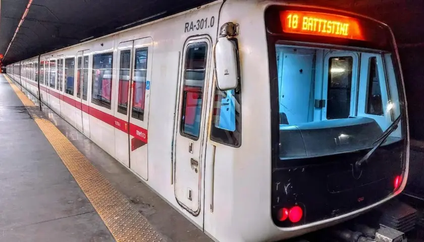 Treno della metro di Roma, linea A, con destinazione Battistini. Controlla l'orario chiusura metro per non perderlo.