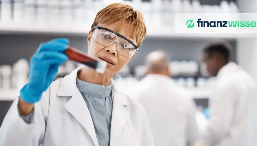 Wissenschaftlerin im Labor untersucht eine Probe. Ein Blick auf den MSCI World Healthcare ETF.