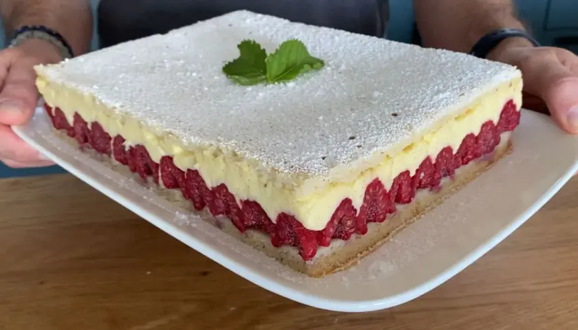 Un gâteau d'anniversaire facile et bluffant : une génoise légère, une crème onctueuse et des framboises fraîches, le tout saupoudré de sucre glace.