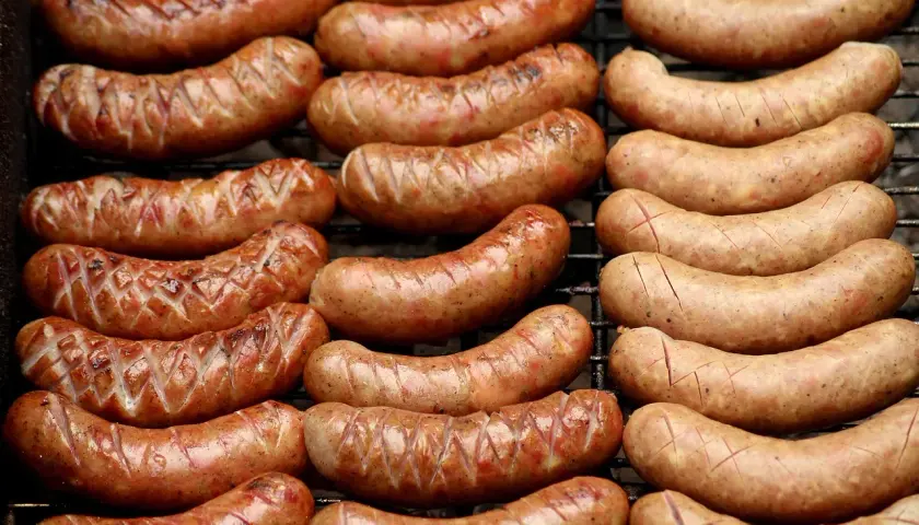 Ile kalorii ma kiełbasa z grilla? Zaskakujące wartości odżywcze