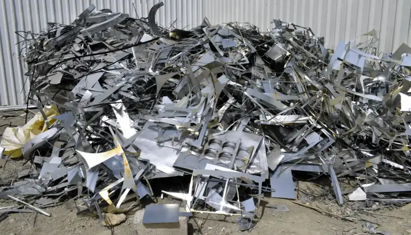 Góra poskręcanego metalowego złomu, pozostałość po procesie hutniczy ubytek.