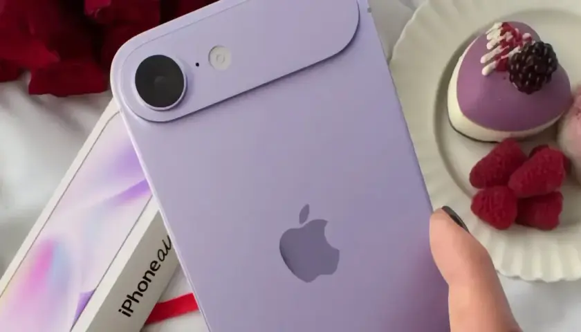 Fioletowy iPhone 17 Air obok pudełka, malin i serduszkowych ciasteczek.