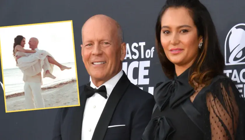 Bruce Willis z żoną na premierze. W tle zdjęcie z plaży, gdzie Bruce Willis niesie swoją ukochaną, jakby byli przyjaciółmi na zawsze.