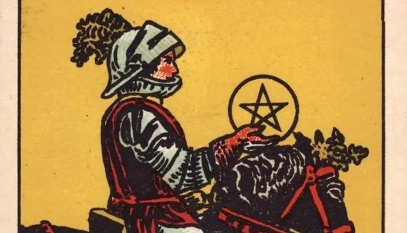 Rycerz monet tarot, w zbroi, na koniu, trzyma monetę z pentagramem.