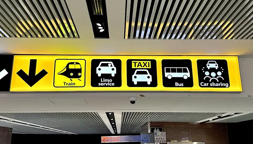 Znaki na lotnisku Fiumicino w Rzymie: pociąg, limuzyna, taxi, autobus, car sharing.