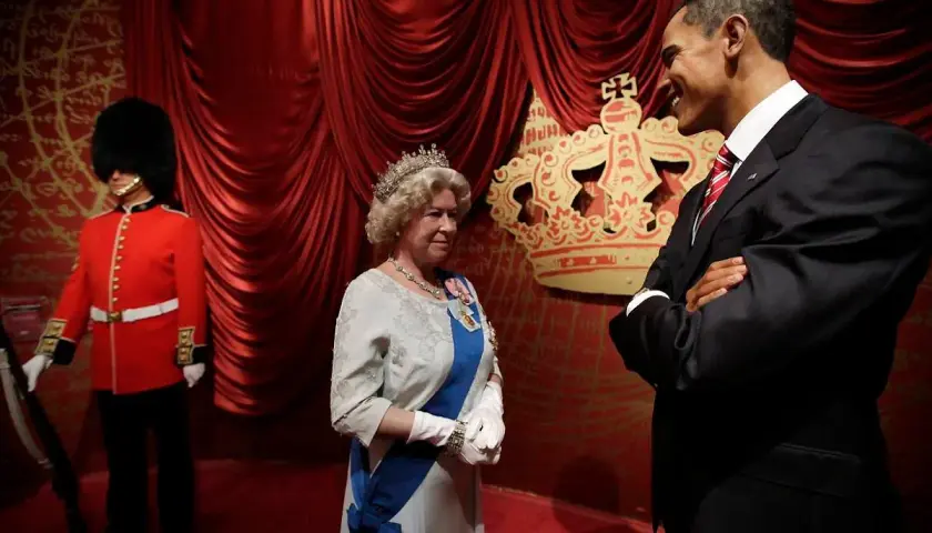 Figury woskowe w Muzeum Figur Woskowych Warszawa: Królowa Elżbieta II, Barack Obama i strażnik.