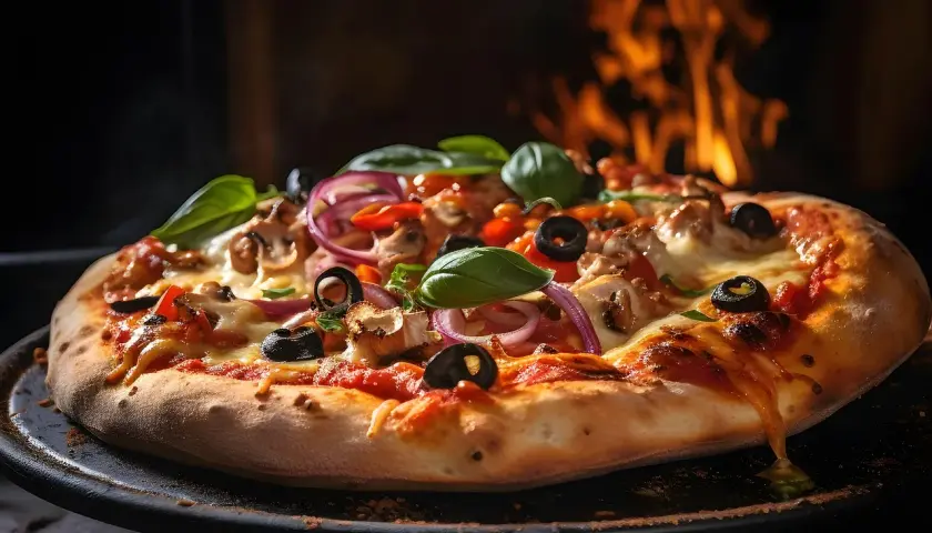 Pyszna pizza z pieczarkami, oliwkami i cebulą, skąpana w ogniu pieca. To właśnie **la dolce vita co to znaczy** – smak prawdziwego, włoskiego życia.