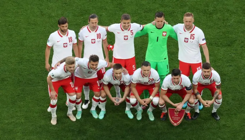 Ile zarabiają piłkarze reprezentacji Polski? Demaskujemy mity!