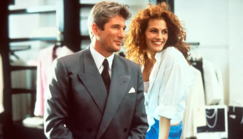 Richard Gere och Julia Roberts, rollistan i Pretty Woman, ler mot varandra i en butik.