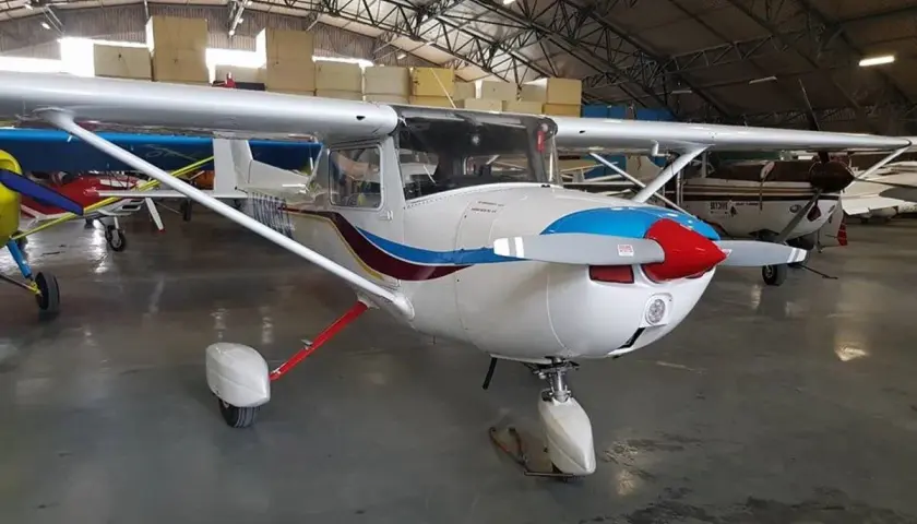 Małe samoloty w hangarze. Widok z tarasu widokowego lotnisko Gdańsk.