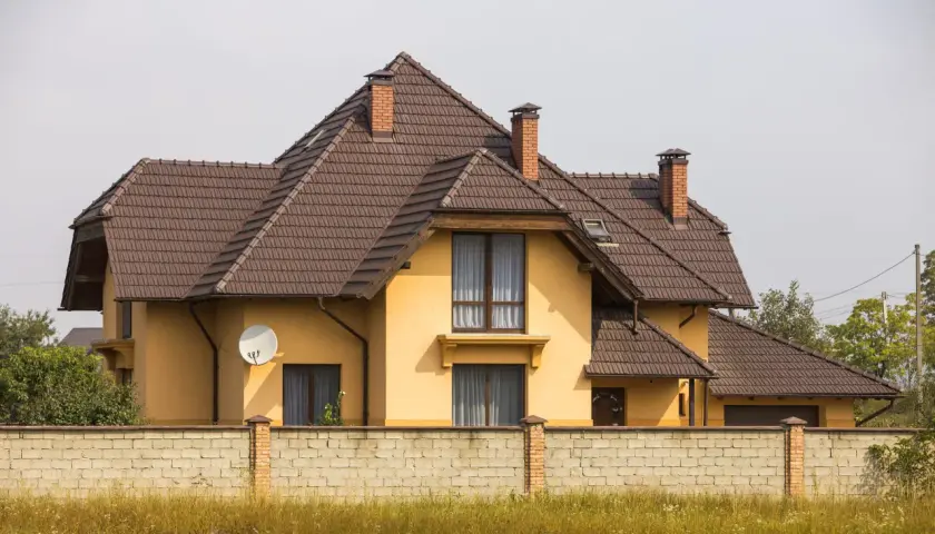 Jakie elewacje najlepiej komponują się z brązowym dachem?