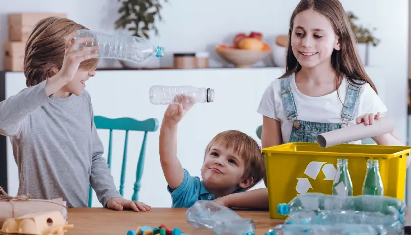 Dzieci uczą się, jak segregować śmieci. To prosta definicja recyklingu dla dzieci: dawanie rzeczom drugiego życia!
