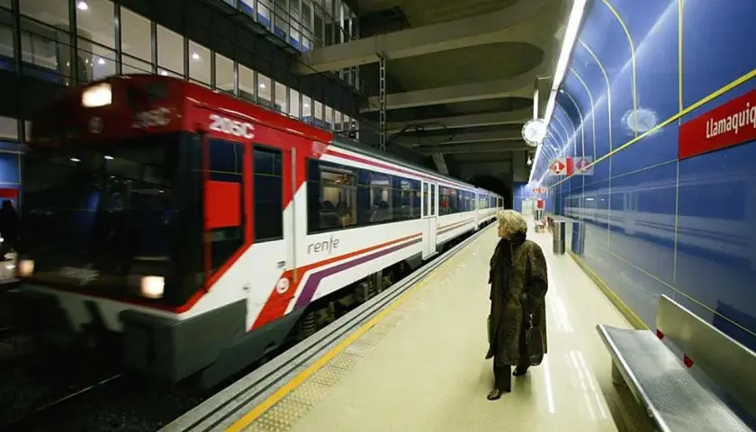 Una mujer espera en la estación de Llamazares a su tren Renfe, quizás rumbo a Valencia o Asturias.