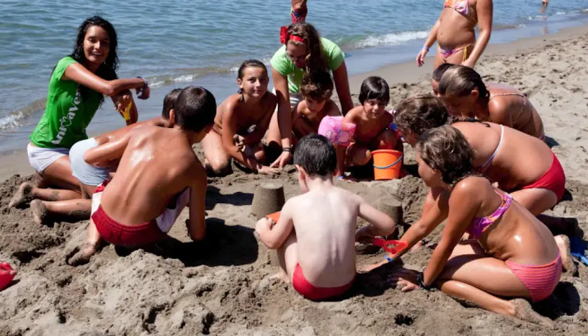 Bambini giocano con la sabbia sulla spiaggia, un momento di divertimento al santapomata camping.