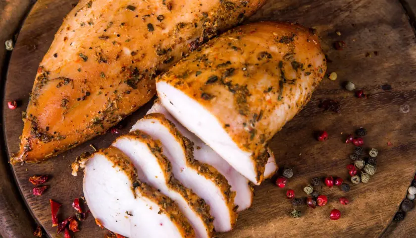 Délicieux poulet fumé, prêt à être dégusté. Une recette simple et savoureuse pour un repas parfait.