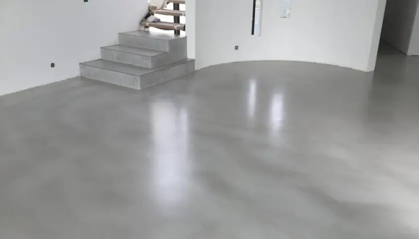 Prix du béton ciré au m2 : évitez les surprises avec ces tarifs clés