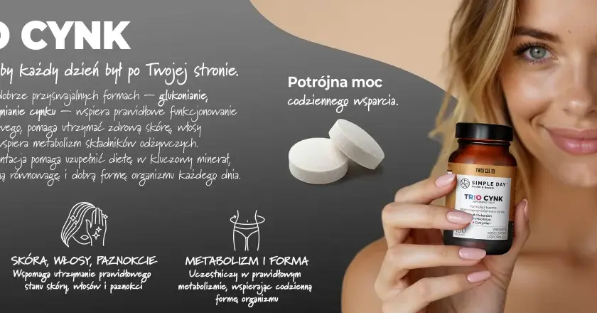 Kobieta trzymająca butelkę suplementu "Trio Cynk" i dwie tabletki.