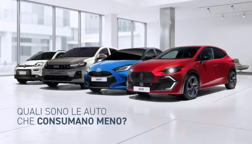 Quattro macchine economiche, una bianca, una grigia, una blu e una rossa, in un salone. Quali sono le auto che consumano meno?