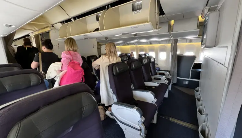 Wnętrze samolotu, fotele i pasażerowie. Czy to dobry wybór? Sprawdź opinie o Mavi Gök Aviation.