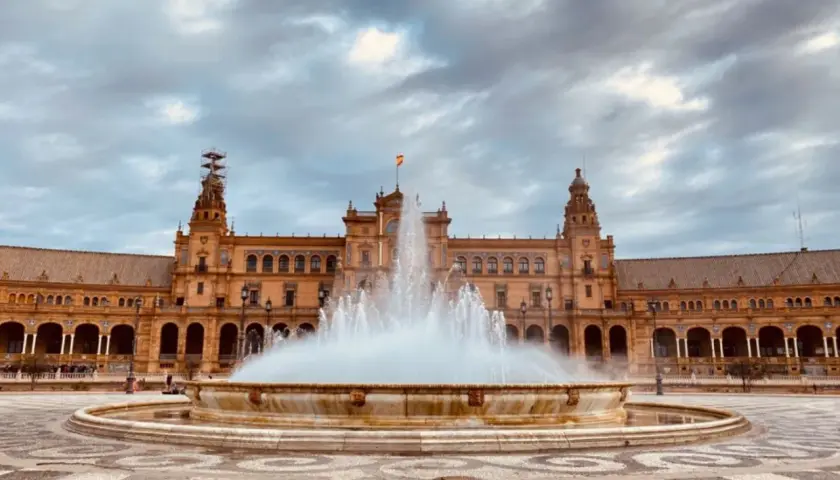 Fontana maestosa a Plaza de España, un must per chi cerca cosa vedere a Siviglia in un giorno. Architettura imponente e giochi d'acqua.