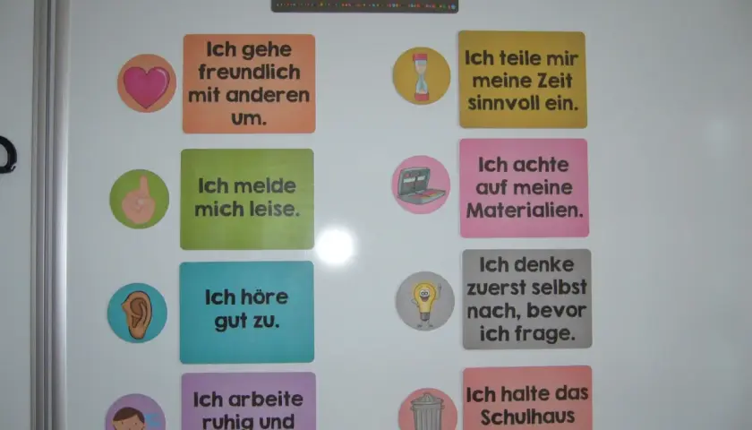 Regeln in der Schule: Freundlich sein, leise melden, gut zuhören, konzentriert arbeiten, Zeit sinnvoll nutzen, Materialien achten, selbst nachdenken, Schulhaus sauber halten.
