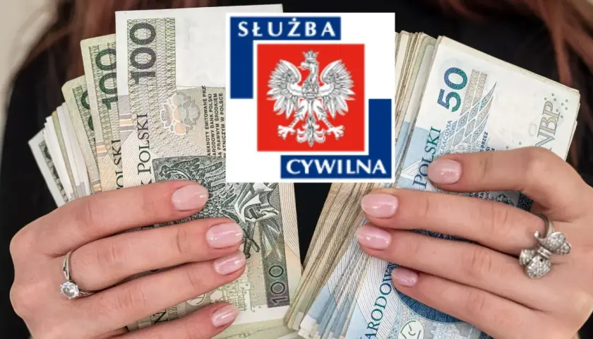 Dłonie trzymające stosy polskich banknotów 100 zł i 50 zł, z nałożonym logo Służby Cywilnej.