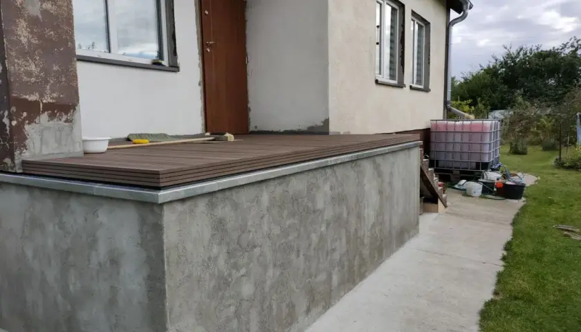 Nowy taras z desek kompozytowych, idealny do odpoczynku. Nivoplan to świetny wybór na takie projekty.