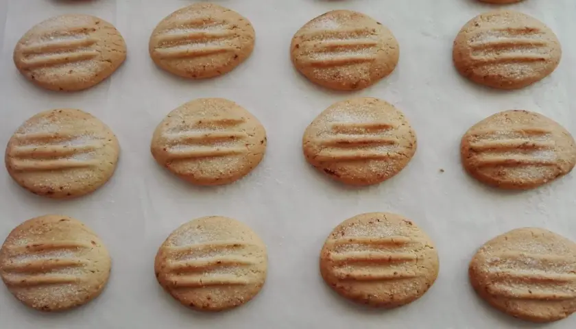 Galletas caseras de pueblo, doradas y espolvoreadas con azúcar, listas para disfrutar.