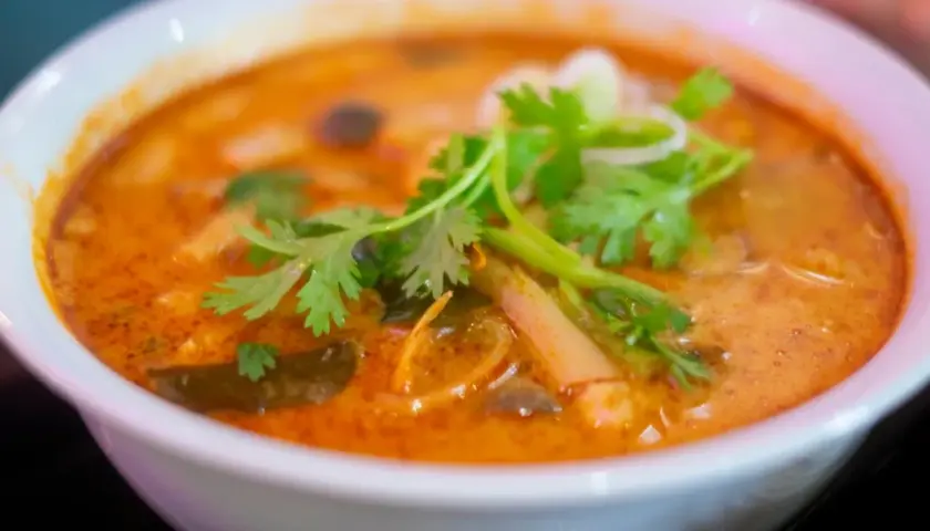 Aksamitna zupa tom yum z krewetkami, grzybami i świeżą kolendrą. Aromatyczny, pikantny bulion zachęca do spróbowania.