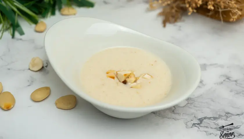 Crema suave y sedosa, una deliciosa salsa de almendras, decorada con trozos de almendra tostada.