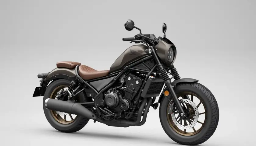 Moto custom bobber marrone con sella in pelle, cerchi color bronzo e faro tondo. Stile minimalista e aggressivo.