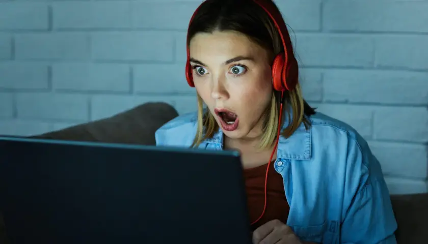 Zaskoczona dziewczyna w słuchawkach gra w escape gry online.