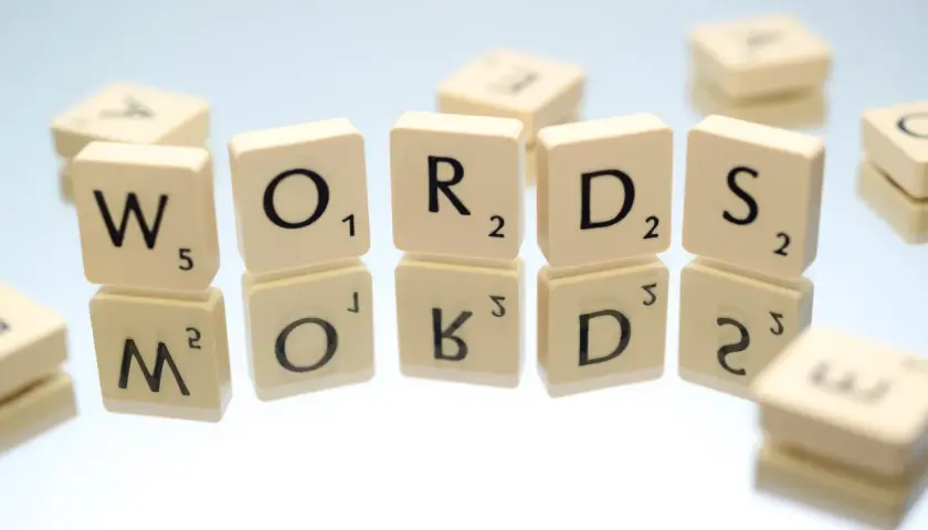 Klocki z literami tworzą słowo "WORDS", idealne do ćwiczeń słowotwórstwo angielski.
