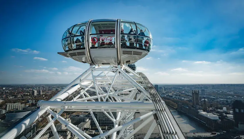 Das London Eye, ein Muss in London, bietet eine atemberaubende Aussicht auf die Stadt. Eine Kapsel mit Besuchern schwebt hoch über der Themse.