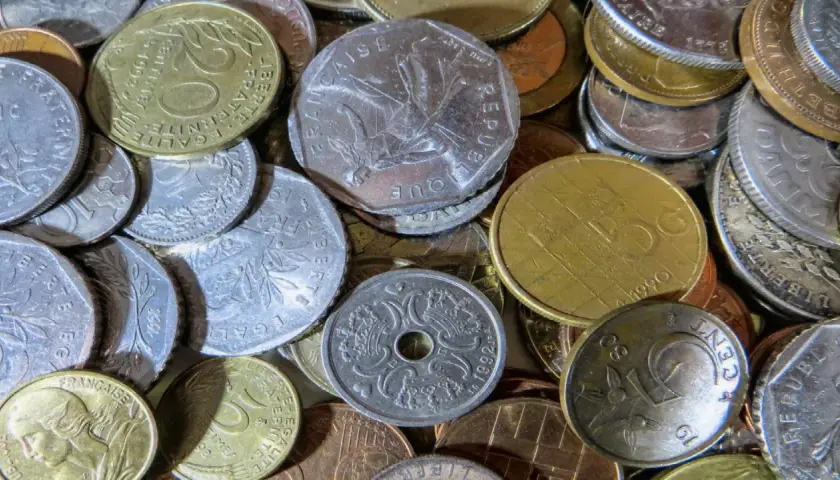 Stos monet, w tym 50 centymów z 1992 roku, pokazuje, jaka waluta we Francji była używana przed euro.